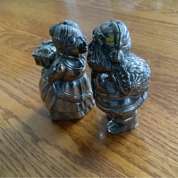 Mr & Mrs Santa Claus Kissing Salt & Pepper Shakers - Picture 3 of 6
